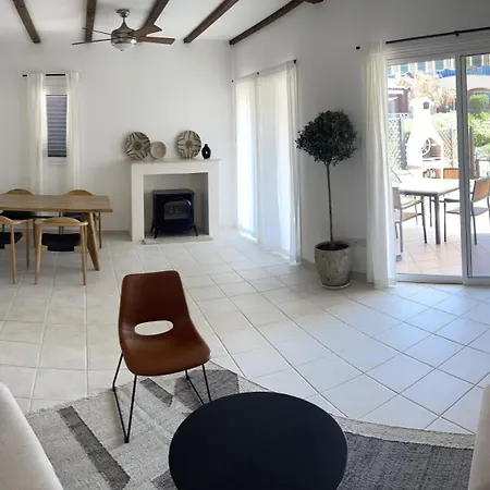 Dom wakacyjny 3 Bedroom House Regina Gardens *
